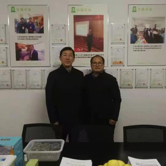 中铁建全国工会主席曹建华与公司董事长合影